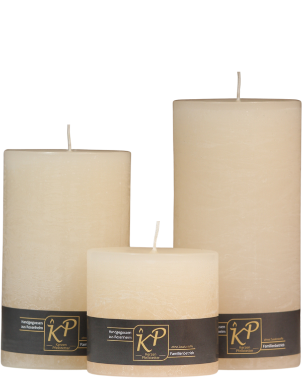 Drei Stumpenkerzen in creme nebeneinander – in den Größen Klein, Mittel und Groß.