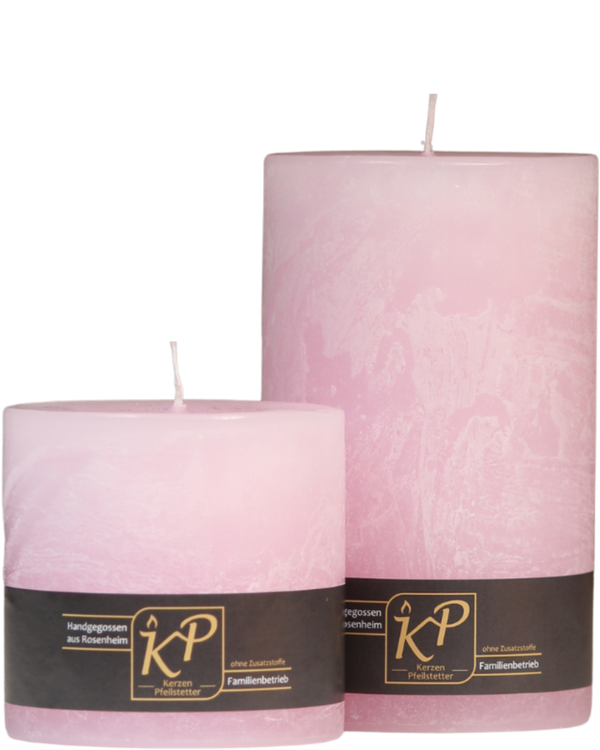 Zwei Stumpenkerzen in pastellrosa nebeneinander – in den Größen Klein und Mittel.