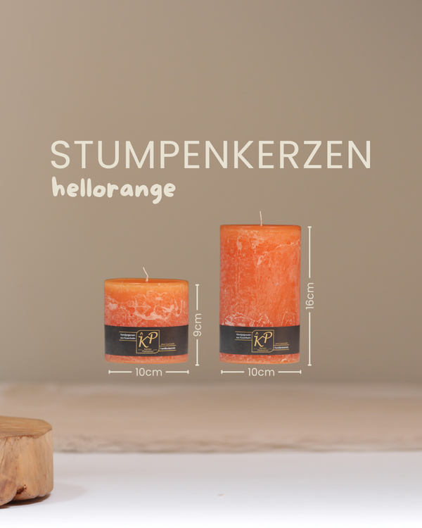 Stumpenkerzen in hellorange in zwei Größen mit Angaben zu Höhe und Durchmesser.