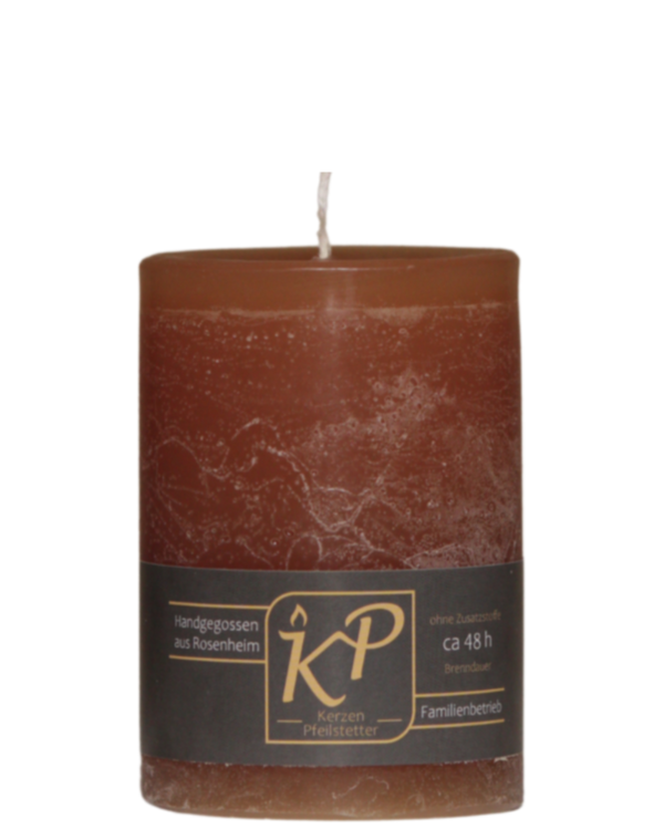 Tischkerze in karamellbraun.